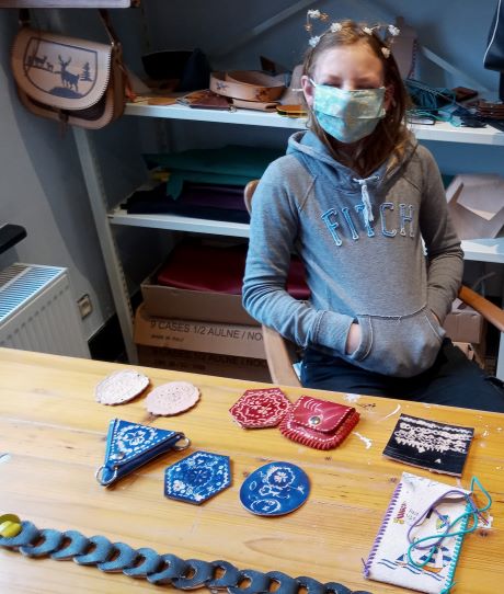 Anastasia Vandenberghe et sa maroquinerie enfant en cuir décoré en relief et coloré