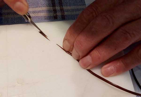 coupe en biais de l'extrémité du lacet cuir
