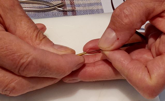 enfilage du lacet cuir dans l'aiguille creuse passe lacet