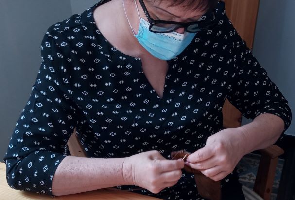 laçage des cuirs avec un lacet en cuir