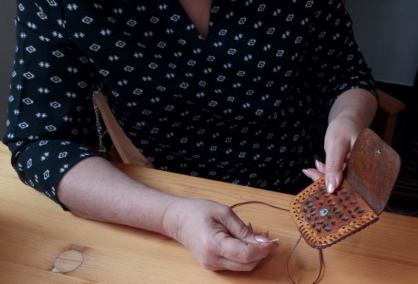 laçage des cuirs avec un lacet en cuir