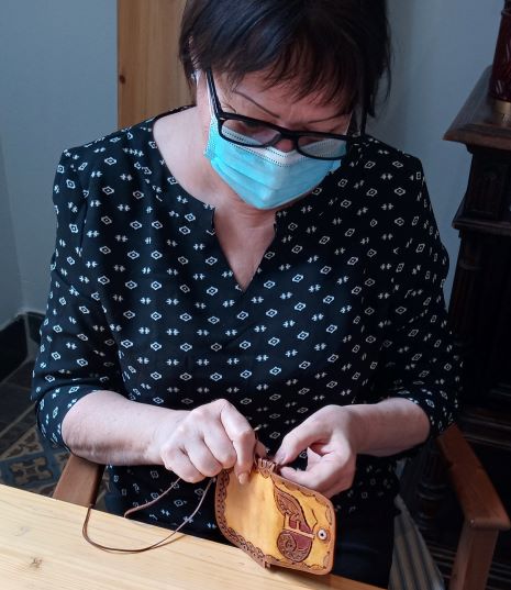 laçage des cuirs avec un lacet cuir