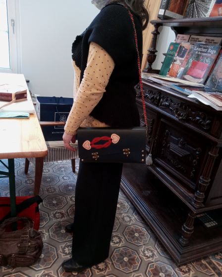 Geneviève portant son sac en cuir noir