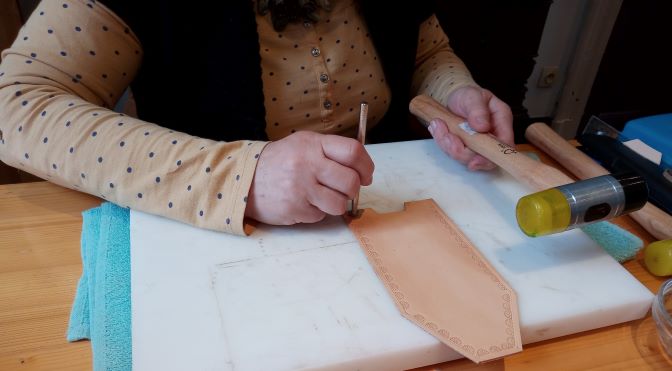 Geneviève décore du cuir en relief