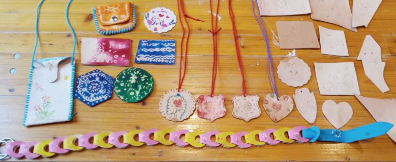 ceinture cuir à maillon, étui cuir à crayon, sous-verres cuir, pendentifs cuir