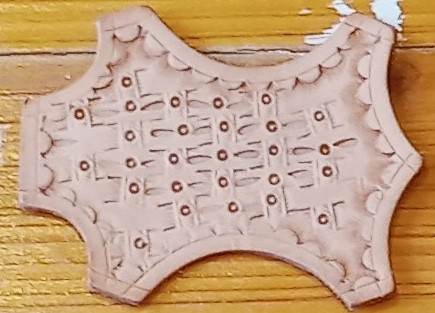 pendentif en cuir décoré en relief