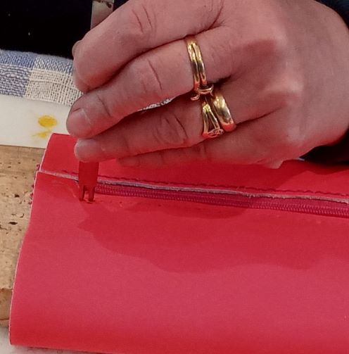 Valérie perfore du cuir