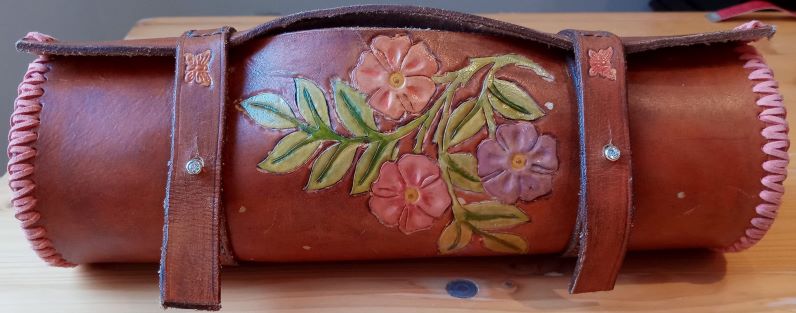 trousse à outil en cuir décoré en relief de Valérie