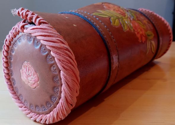 trousse à outil en cuir décoré en relief de Valérie