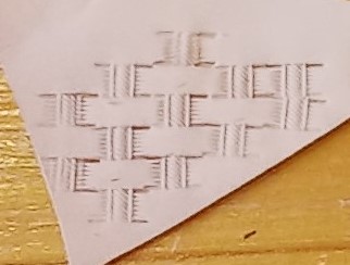morceau de cuir décoré en relief style vannerie